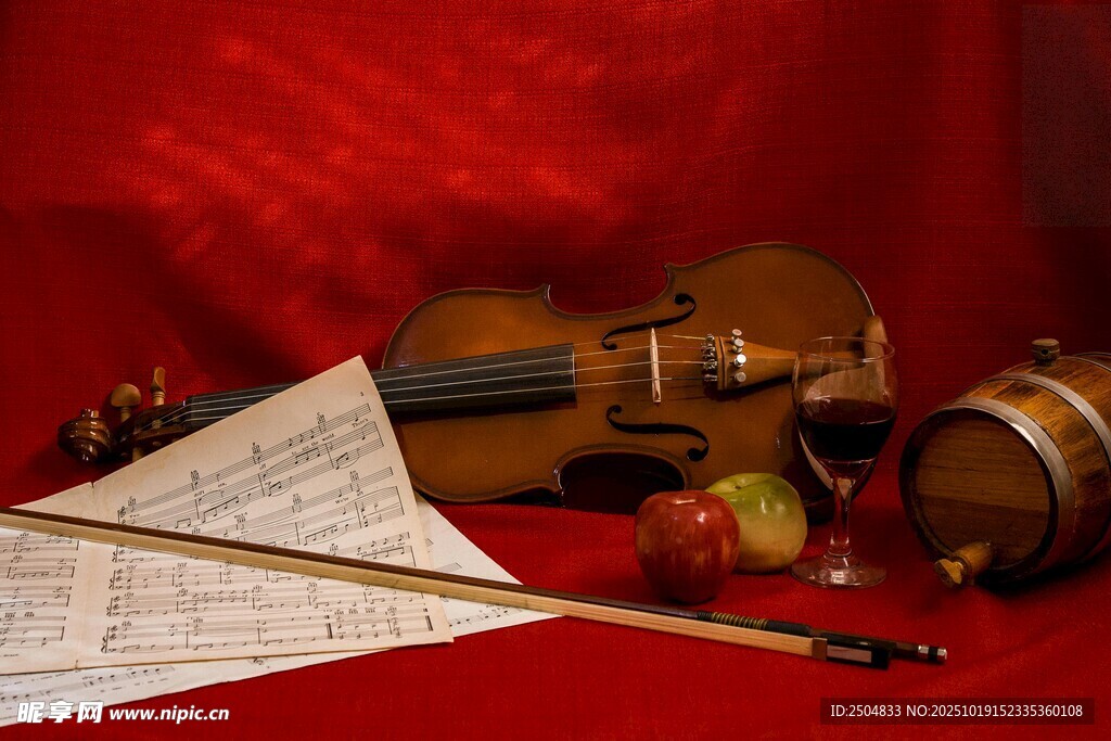 古典小提琴与乐谱静物