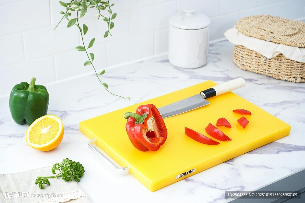 黄色砧板上的切菜场景