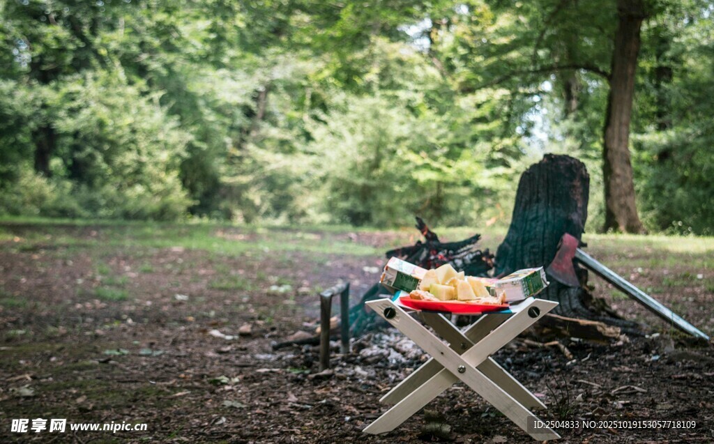 户外露营桌椅与美食