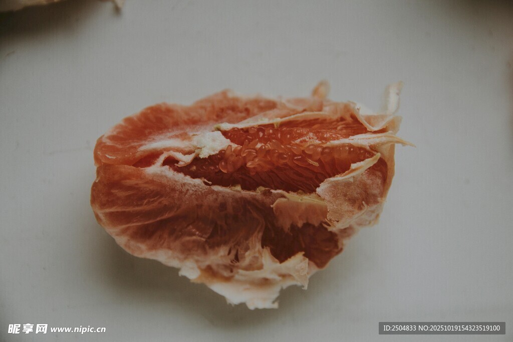 剥开的红心柚子果肉