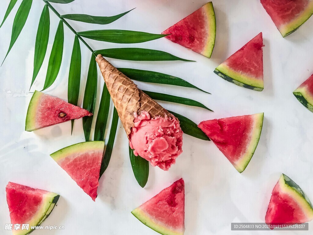 西瓜冰淇淋与绿叶夏日组合