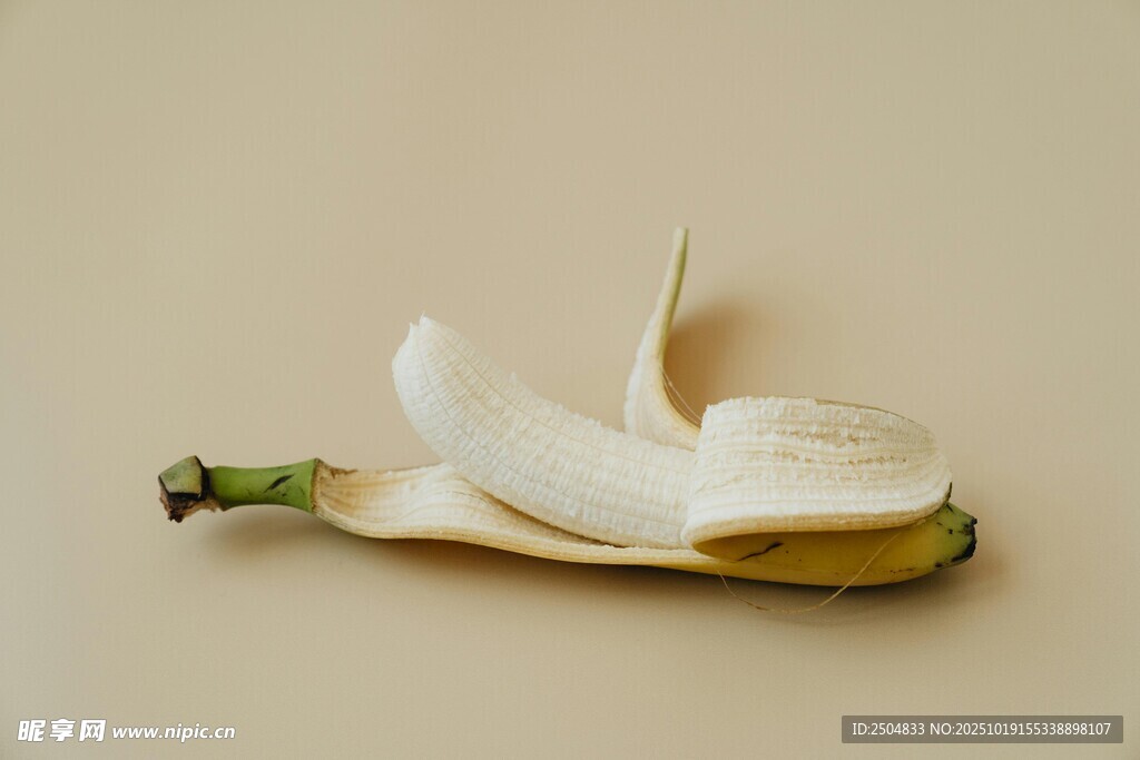 剥开的香蕉