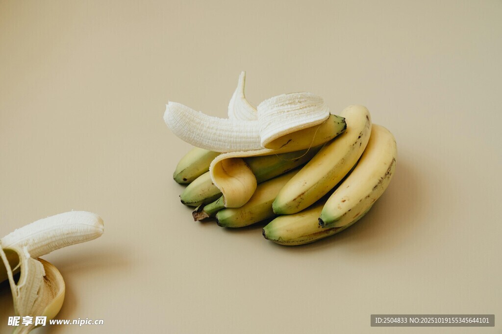 剥开的香蕉堆放在一起