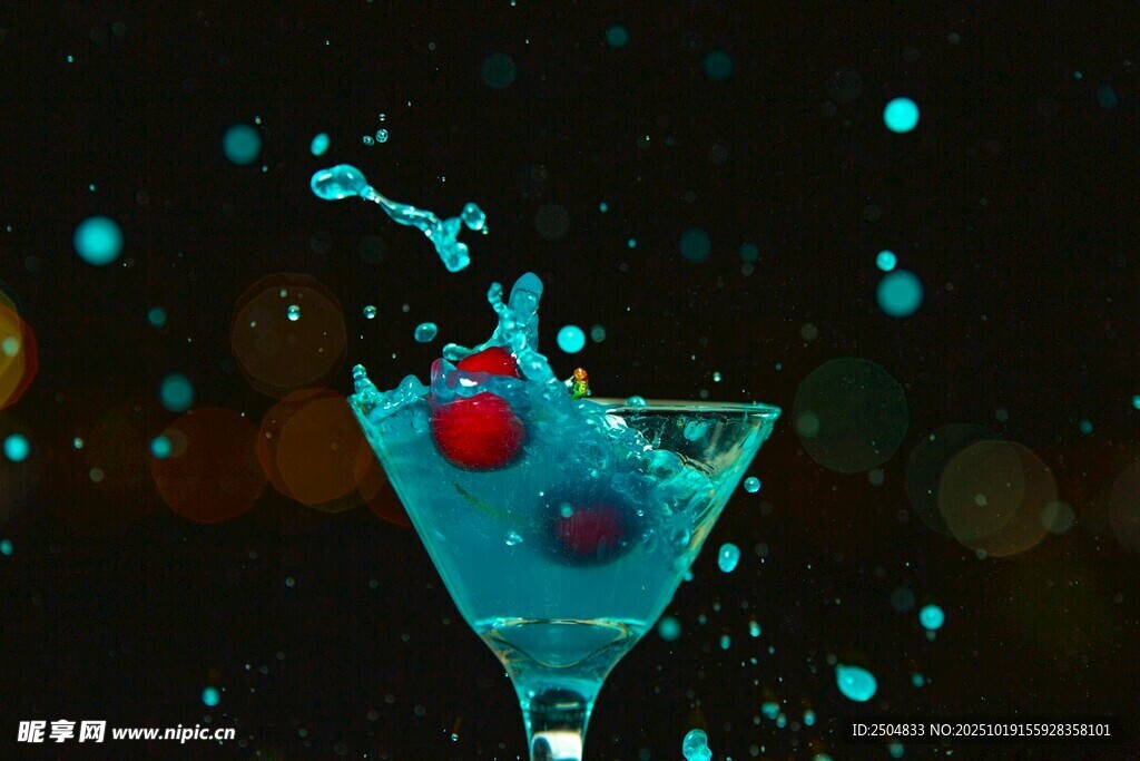 蓝色鸡尾酒樱桃飞溅瞬间