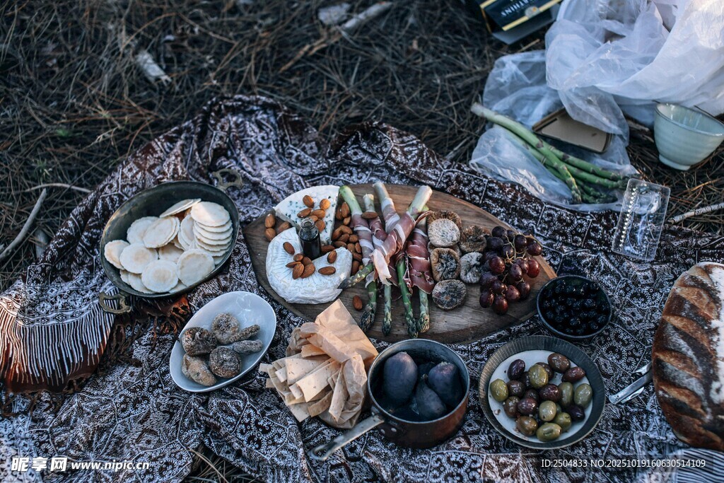 户外野餐美食丰盛场景