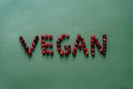 用豆子拼成的 VEGAN 字样