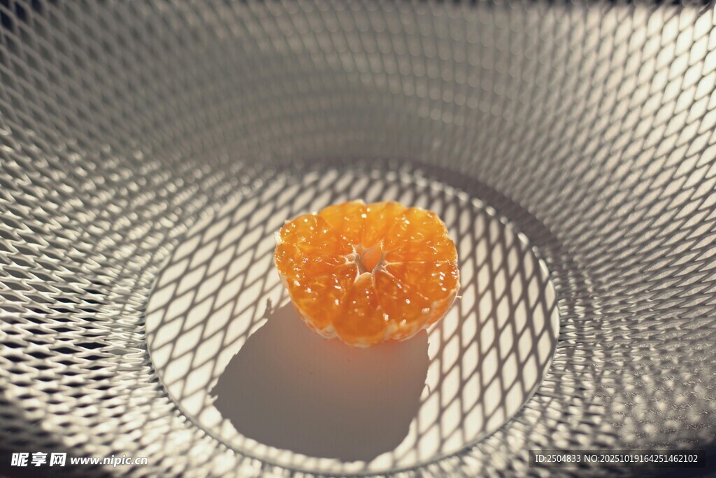 金属网中的橙色物体