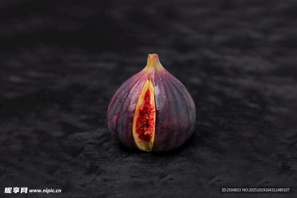 切开的紫色无花果