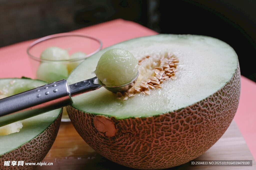 勺子挖取的新鲜哈密瓜
