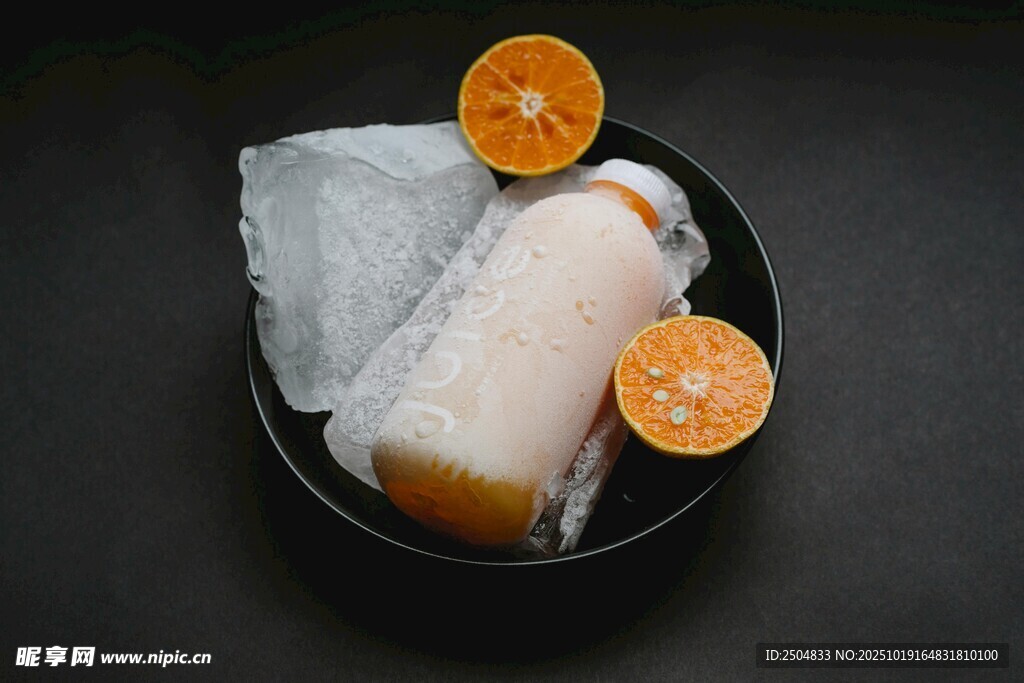 碗中美味冰品与鲜橙片