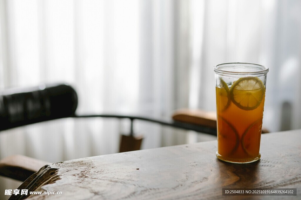木桌上的一杯清新冰茶