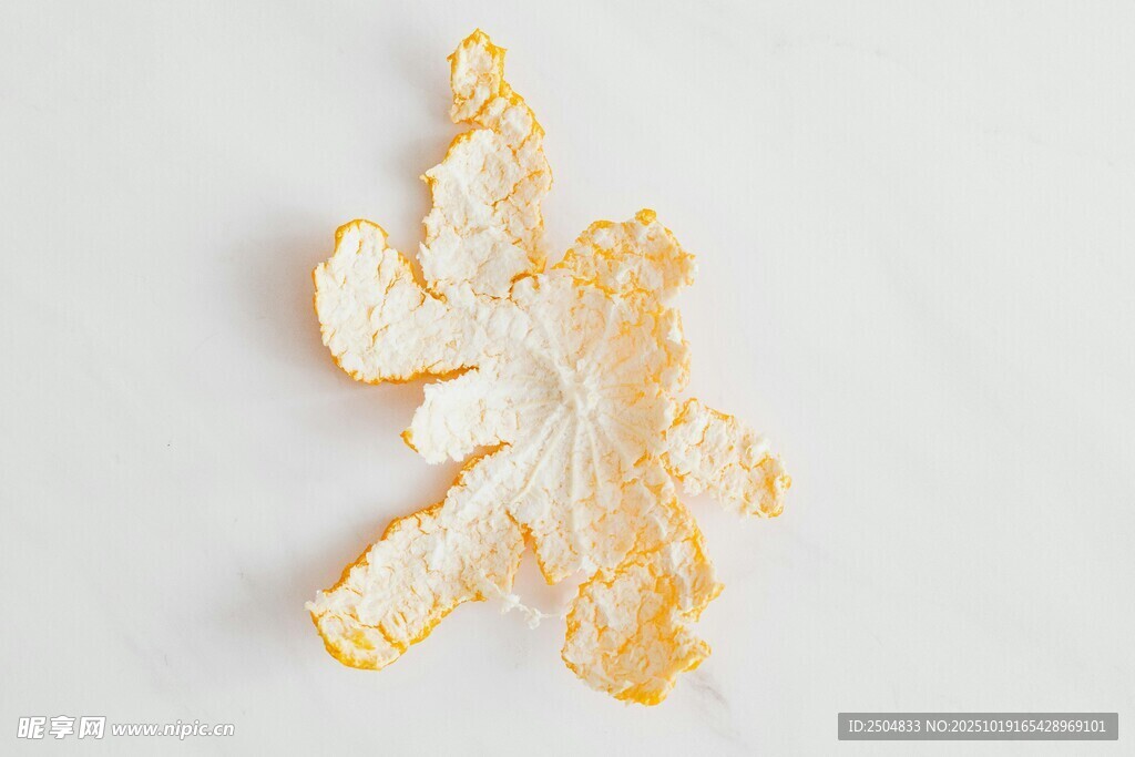 剥开的橘子皮特写