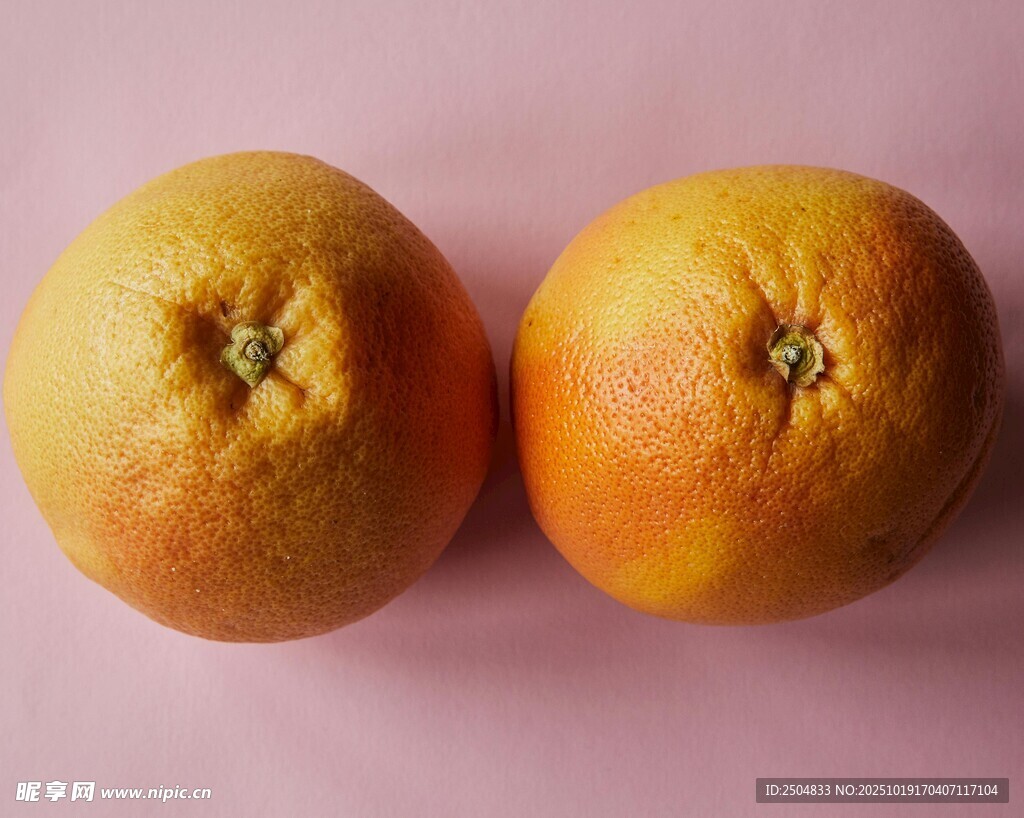 两个圆润饱满的新鲜橙子