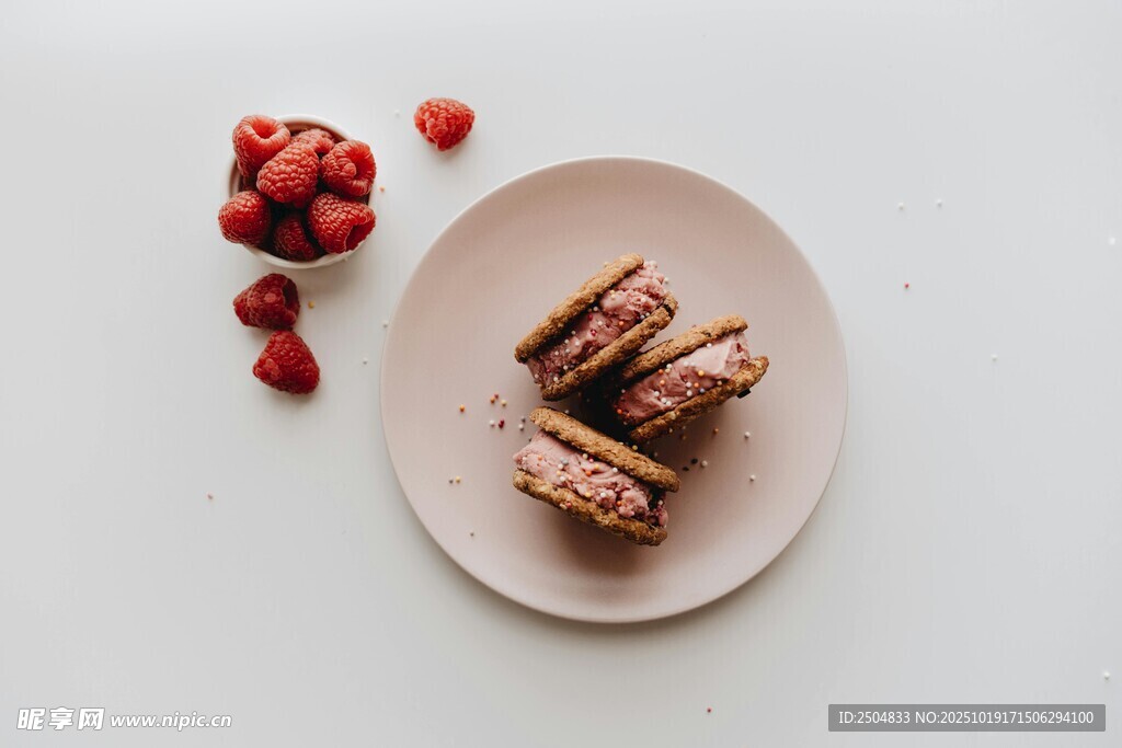 美味草莓夹心糕点