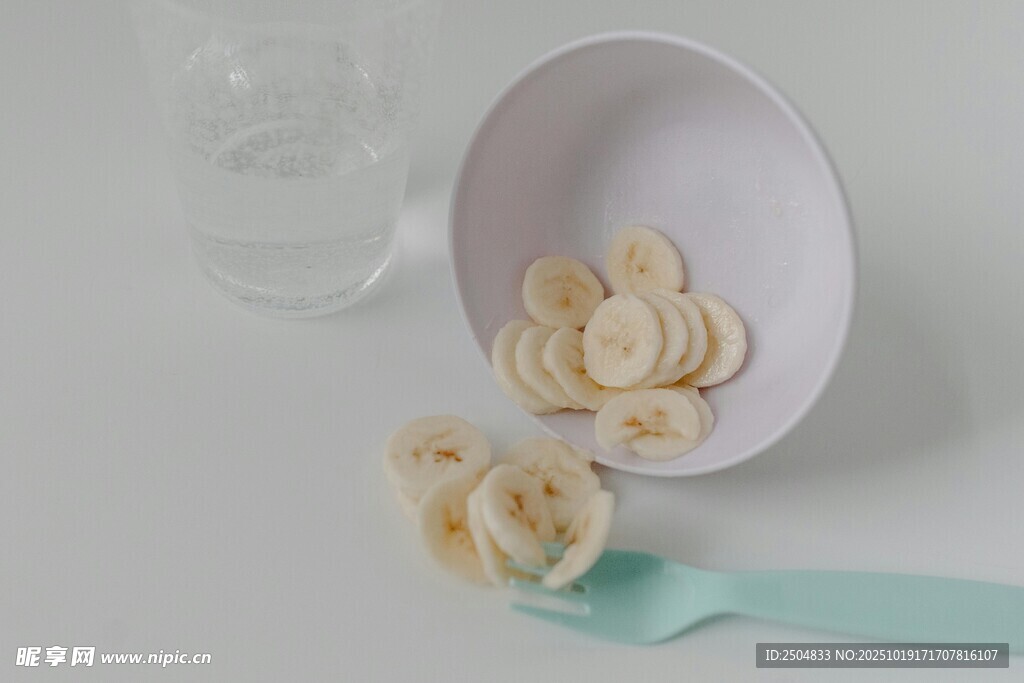 碗中香蕉片与浅绿色勺子