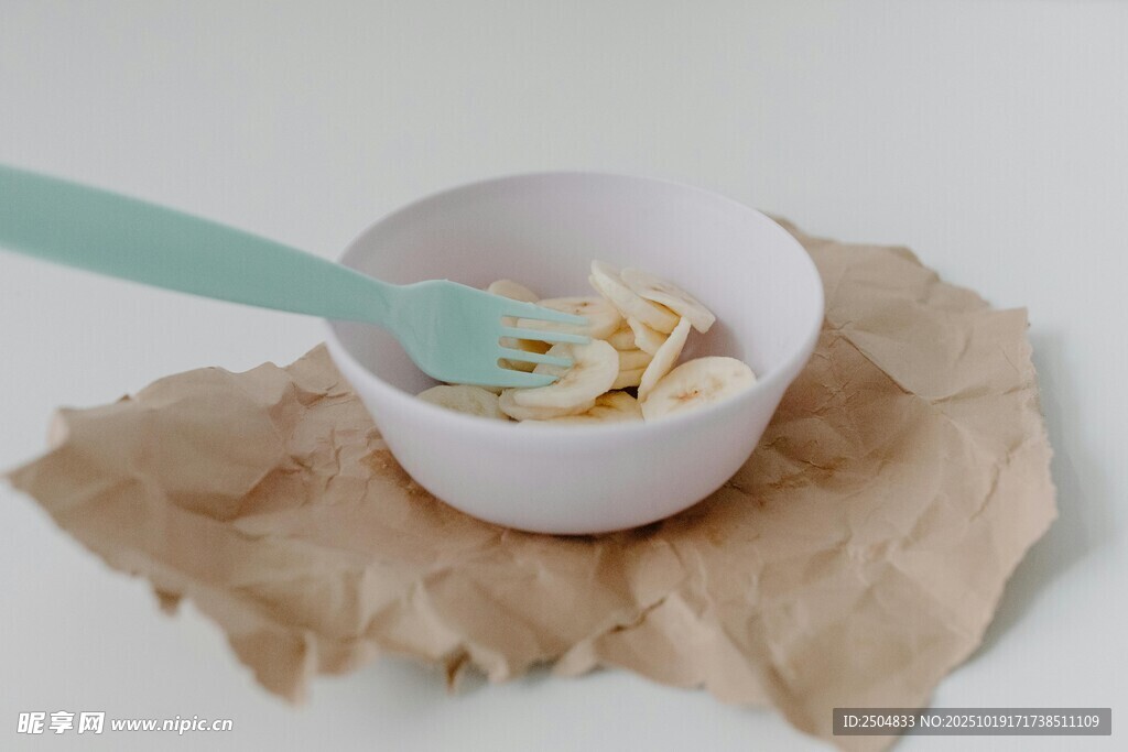 碗中食物与绿色餐具