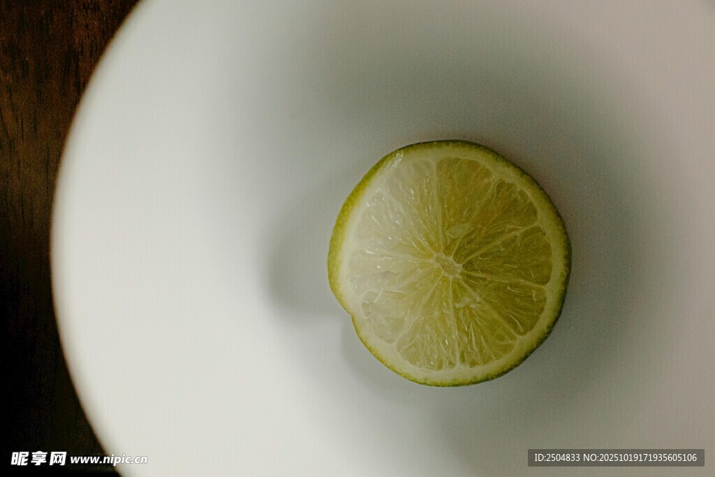 盘中半片青柠檬