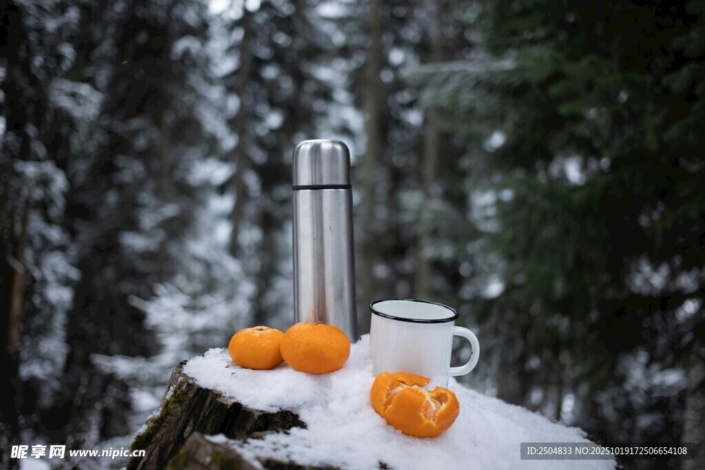雪地中的暖饮与鲜果