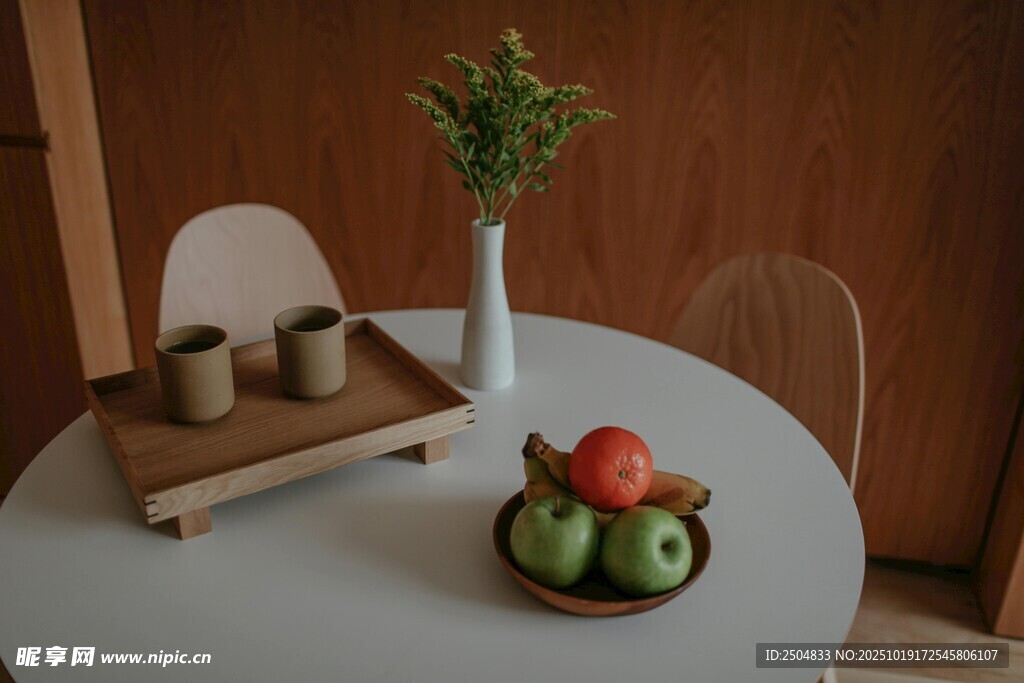 简约室内餐桌水果绿植布置