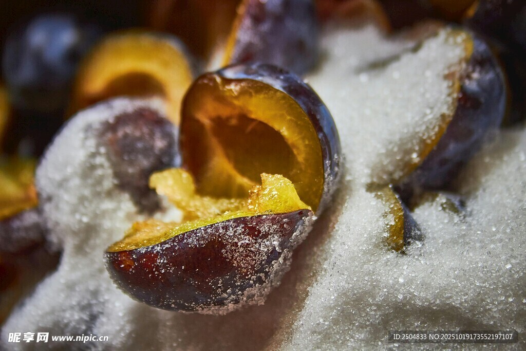 覆雪的美味李子特写