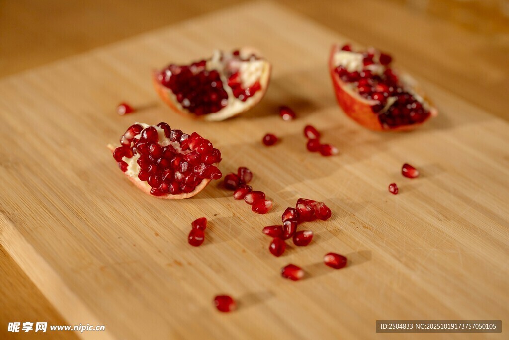 切开的石榴置于木制砧板上