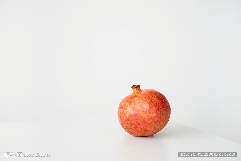 单个红石榴静物展示