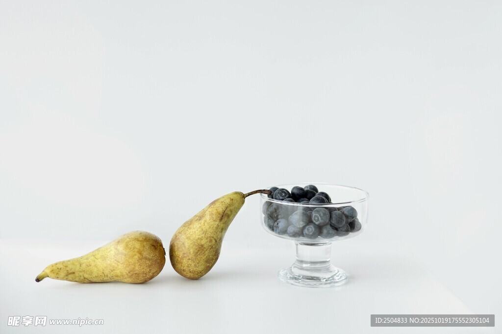 梨与蓝莓的静物组合