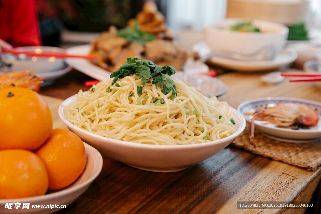 美味面食与水果摆桌