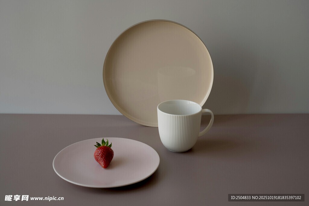 简约餐具与草莓静物组合