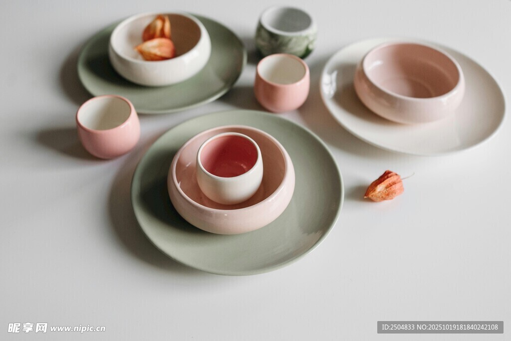 简约风陶瓷餐具组合