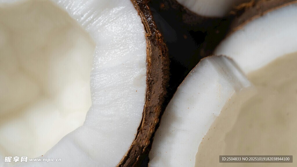 切开的新鲜椰子果肉
