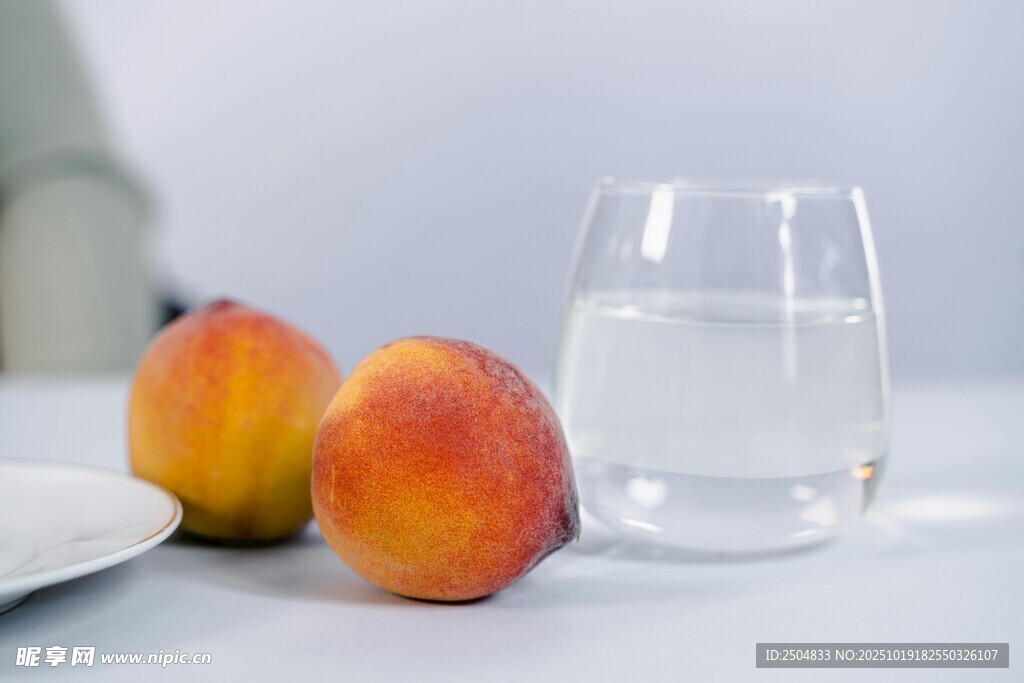 水畔双桃 清新静物画面