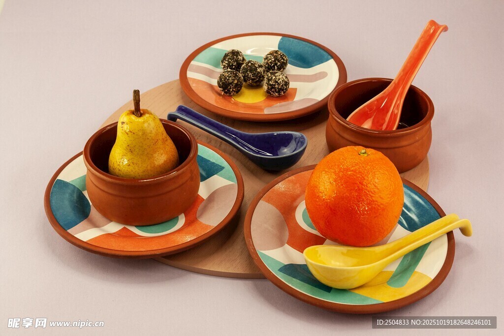 多彩陶瓷餐具与水果组合