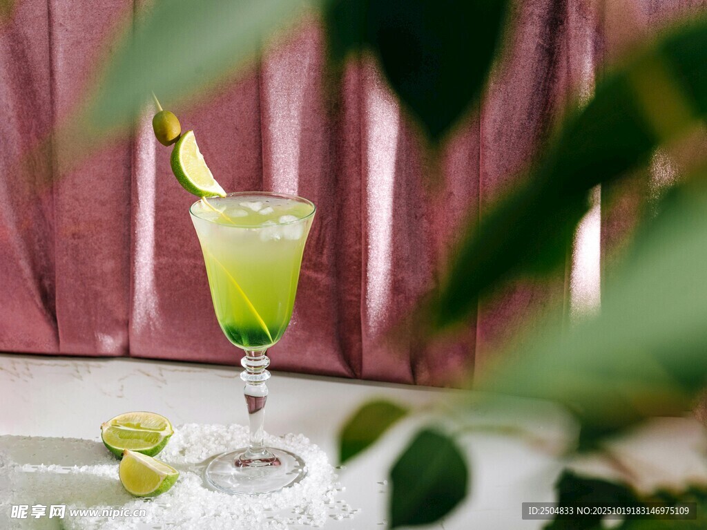 清新绿色鸡尾酒配柠檬片