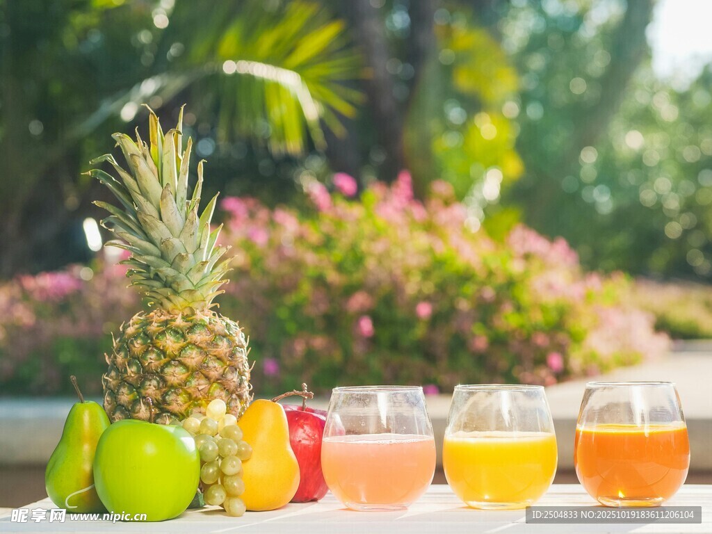 缤纷鲜果与果汁组合