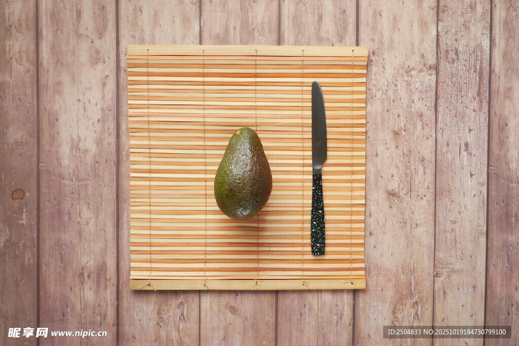 竹垫上的牛油果与刀具