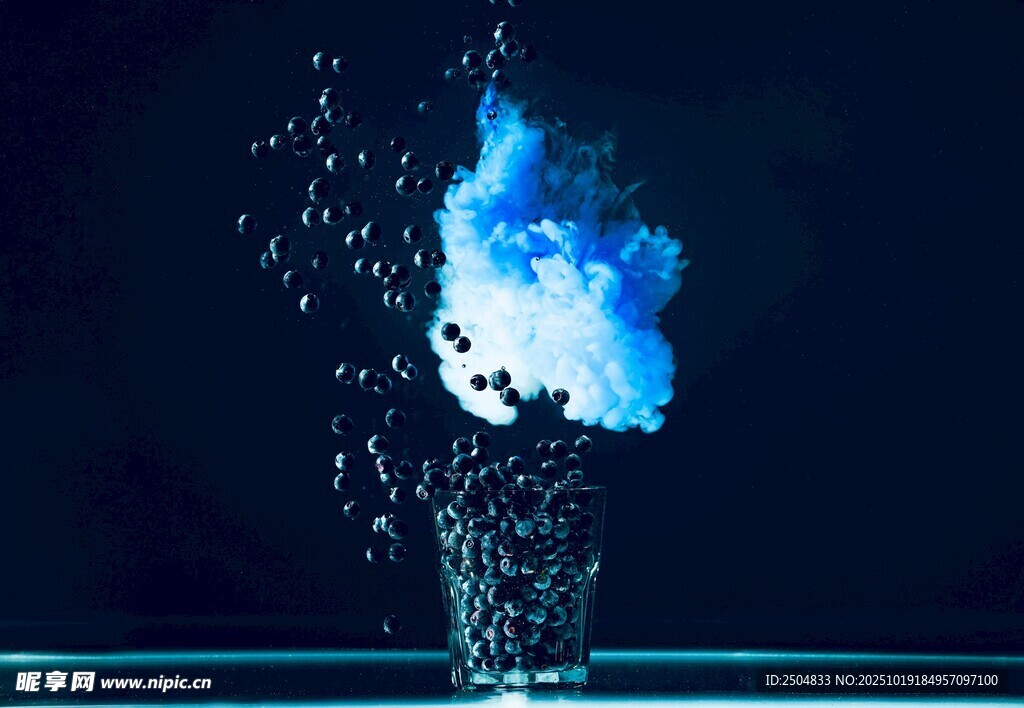 蓝色水花飞溅瞬间