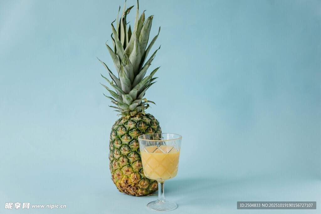 菠萝造型的美味果汁