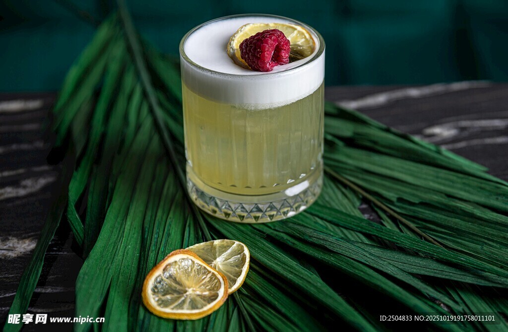 清新柠檬鸡尾酒配玫瑰装饰