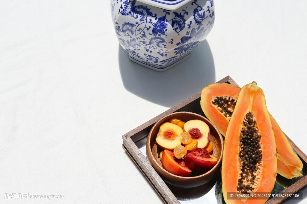 中式果盘与青花瓷摆件