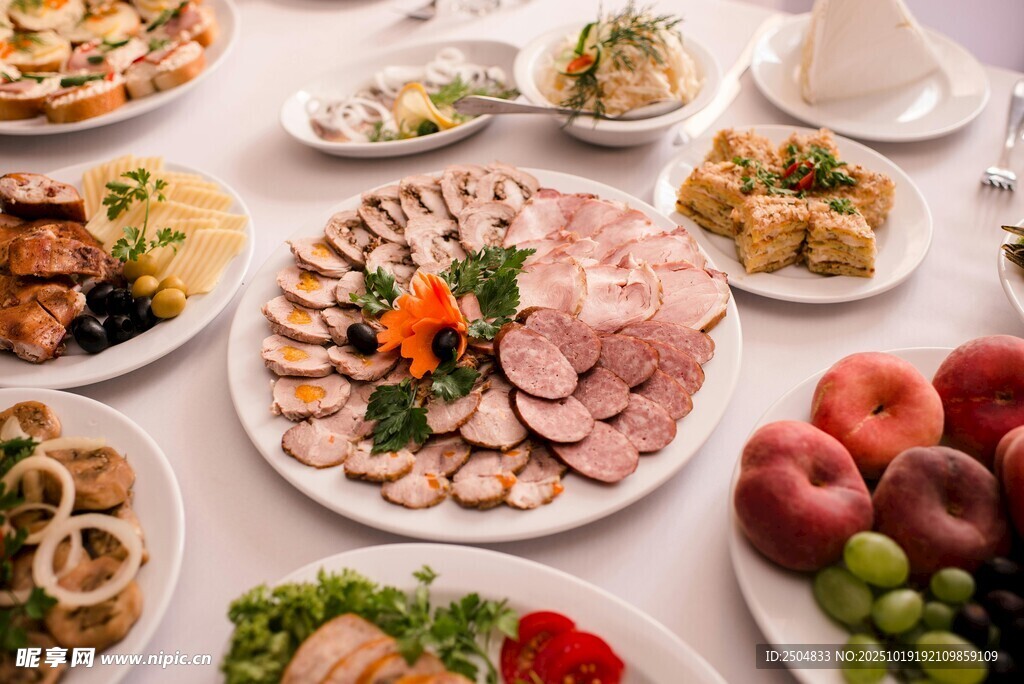丰盛美食拼盘 多样佳肴
