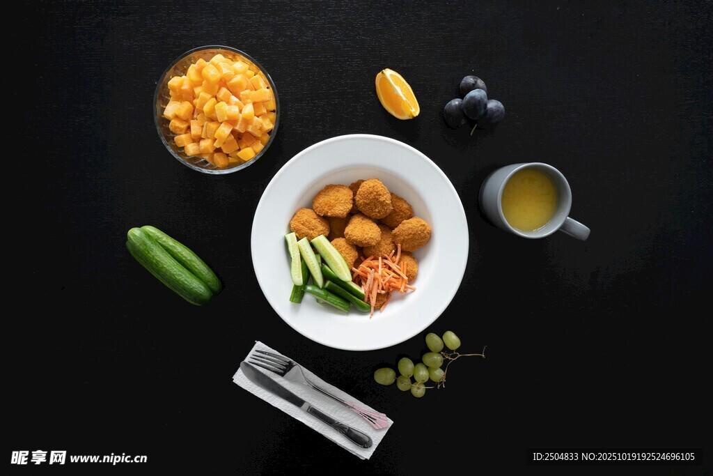 美味炸物与多样调料组合