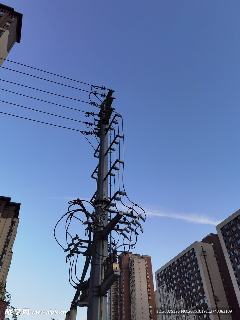 城市中的高压输电塔