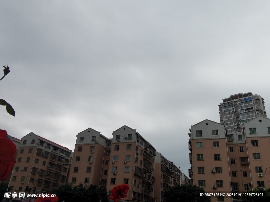 阴天中的多层居民住宅楼