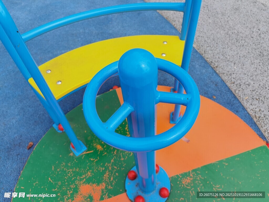 儿童游乐场的蓝色方向盘玩具