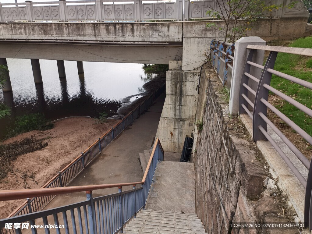 河边步道与桥梁景观