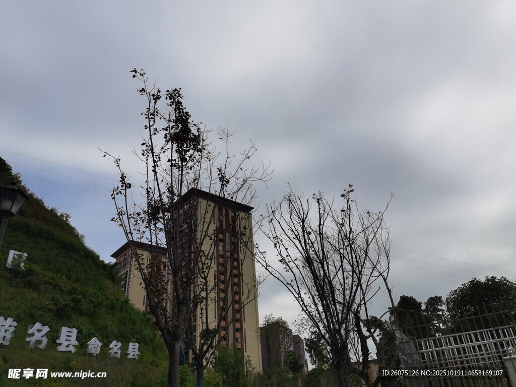 古老塔楼立于山坡之上