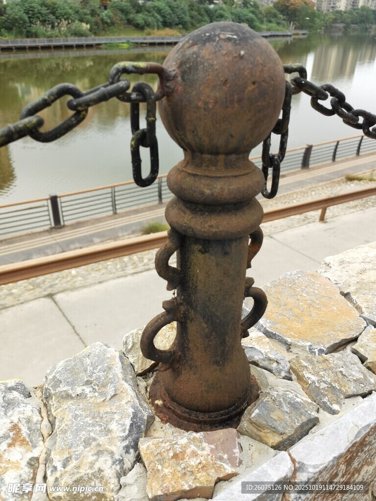 生锈铁链石柱景观