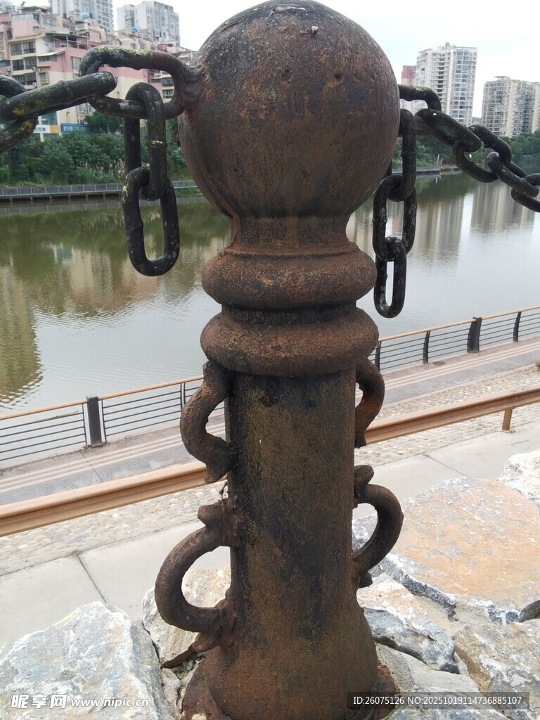 江边古老铸铁护栏景观