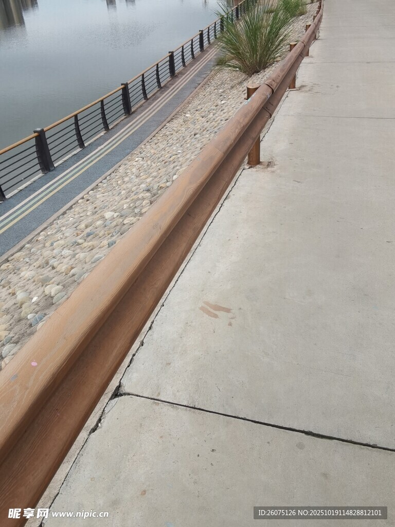 河边铁轨旁的水泥步道